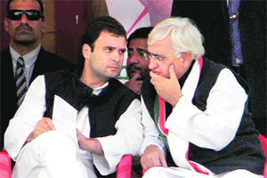 मुस्लिम बुद्धिजीवियों से मिले राहुल गांधी और कहा कांग्रेस पार्टी सभी को साथ लेकर चलती है। 